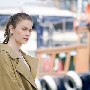 Fotoğraf Camdaki Kız