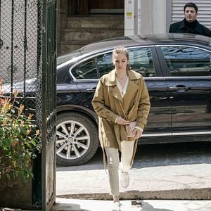 Fotoğraf Camdaki Kız