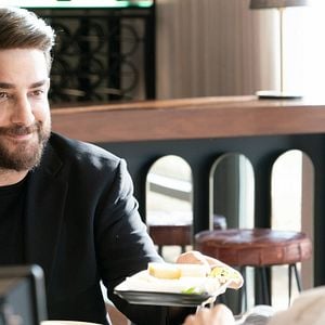 Fotoğraf Camdaki Kız