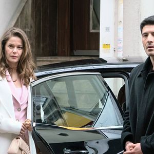 Fotoğraf Camdaki Kız