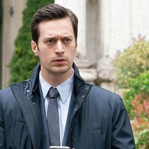 Fotoğraf Camdaki Kız