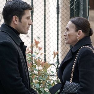 Fotoğraf Camdaki Kız