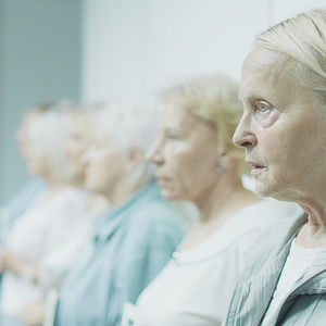 Fotoğraf Kobieta na dachu