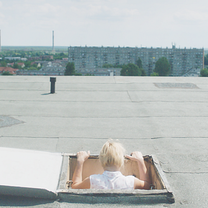 Fotoğraf Kobieta na dachu