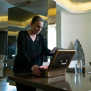 Fotoğraf Camdaki Kız