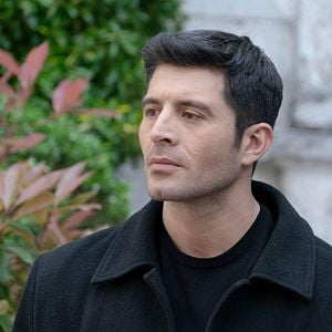 Fotoğraf Camdaki Kız