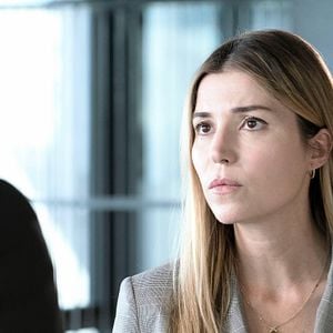 Fotoğraf Camdaki Kız