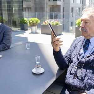 Fotoğraf Camdaki Kız