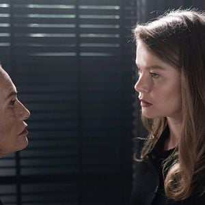 Fotoğraf Camdaki Kız