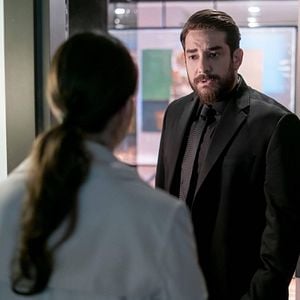 Fotoğraf Camdaki Kız