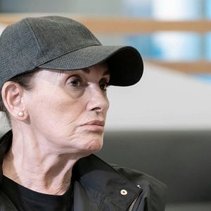 Fotoğraf Camdaki Kız