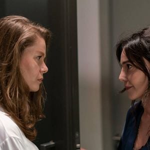 Fotoğraf Camdaki Kız