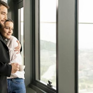 Fotoğraf Camdaki Kız