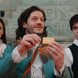 Fotoğraf Iwan Rheon