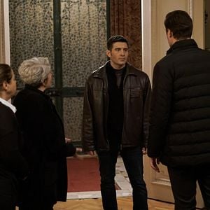 Fotoğraf Camdaki Kız