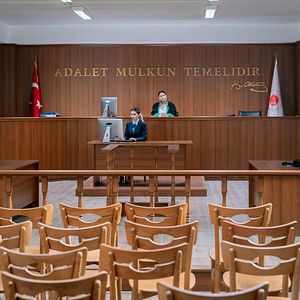 Fotoğraf Camdaki Kız