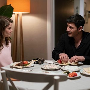 Fotoğraf Camdaki Kız