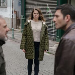 Fotoğraf Camdaki Kız