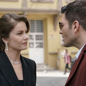 Fotoğraf Camdaki Kız