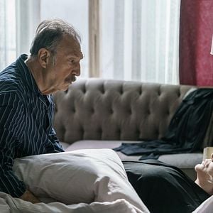 Fotoğraf Camdaki Kız