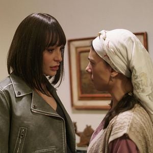 Fotoğraf Camdaki Kız