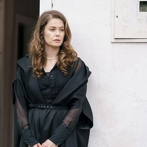 Fotoğraf Camdaki Kız