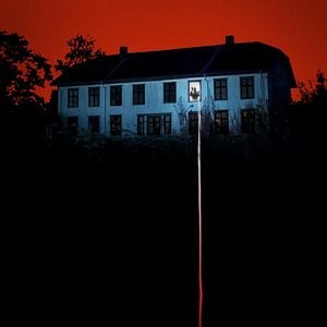 Fotoğraf Dark Windows