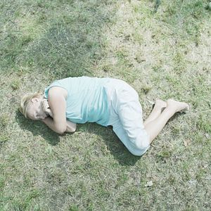 Fotoğraf Kobieta na dachu