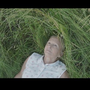 Fotoğraf Kobieta na dachu