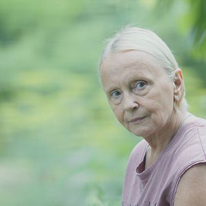 Fotoğraf Kobieta na dachu