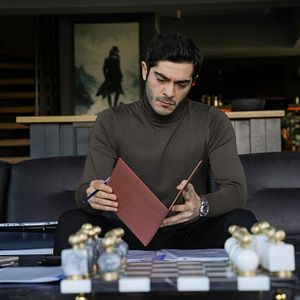 Fotoğraf Bambaşka Biri