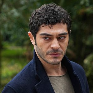 Fotoğraf Bambaşka Biri