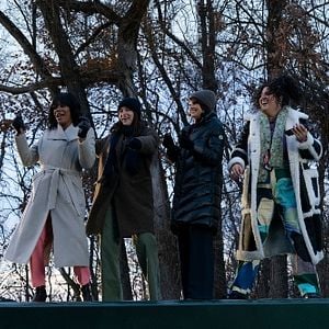 Fotoğraf The Girls on the Bus