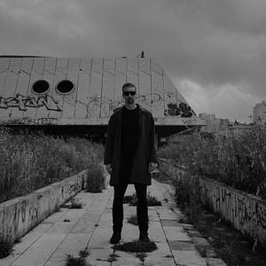 Fotoğraf Through the Graves the Wind Is Blowing