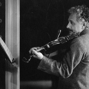 Fotoğraf Einstein And The Bomb