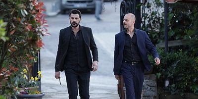 Hudutsuz Sevda 28.Bölüm posteri