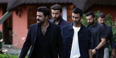 Hudutsuz Sevda 35.Bölüm posteri