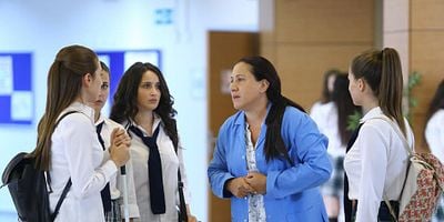 Kırgın Çiçekler 52.Bölüm posteri