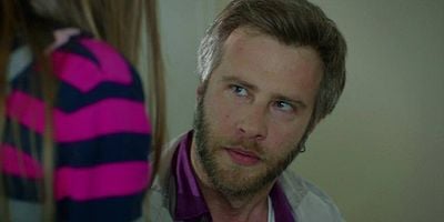 Kırgın Çiçekler 83.Bölüm posteri