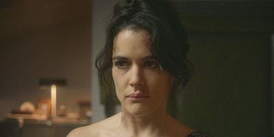 Muñecas flotando en el mar posteri