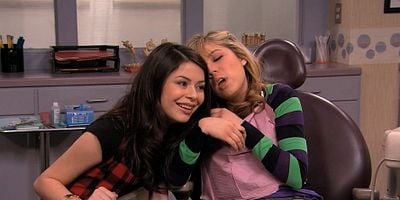 iThink They Kissed posteri