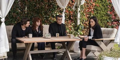 Sadakatsiz 25.Bölüm posteri