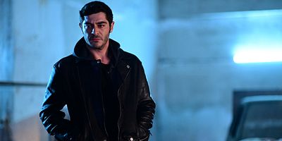 Bambaşka Biri 2.Bölüm posteri