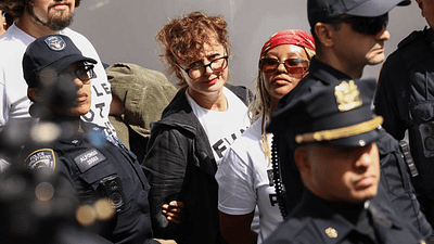 Oscarlı Oyuncu Susan Sarandon ve "Hacks" Dizisinin Yıldızı Hannah Einbinder Gözaltına Alındı! haber görseli