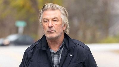 Alec Baldwin Kasıtsız Adam Öldürmeyle Suçlandı: 18 Ay Hapsi İsteniyor haber görseli