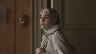 Netflix'in Berkun Oya İmzalı Dünya Çapında Bir Fenomene Dönüşen Dizisinin 2. Sezon Yayın Tarihi Belli Oldu! haber görseli
