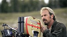 Bir Romantik Bir Komik haber görseli