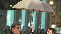 Şemsiye Brad Pitt'e Yakıştı!