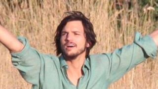 Jobs-Get Inspired: Ashton Kutcher’ın Yeni Fotoğrafları!  haber görseli