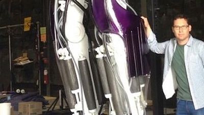 Bryan Singer'ın Bir Sentinel İle Fotoğrafı Yayınlandı haber görseli
